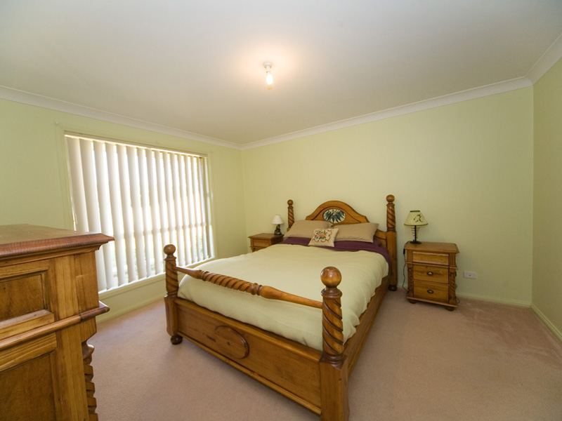 5 Bedroom Home on 979m2 Picture 2