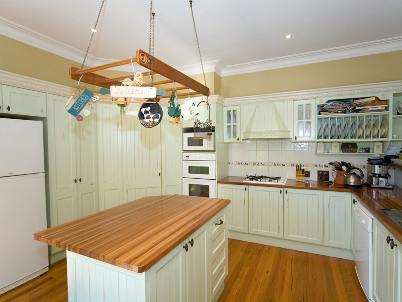 Excellent Residence on 1 1/2 Acres Picture 2