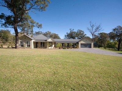 Excellent Residence on 1 1/2 Acres Picture
