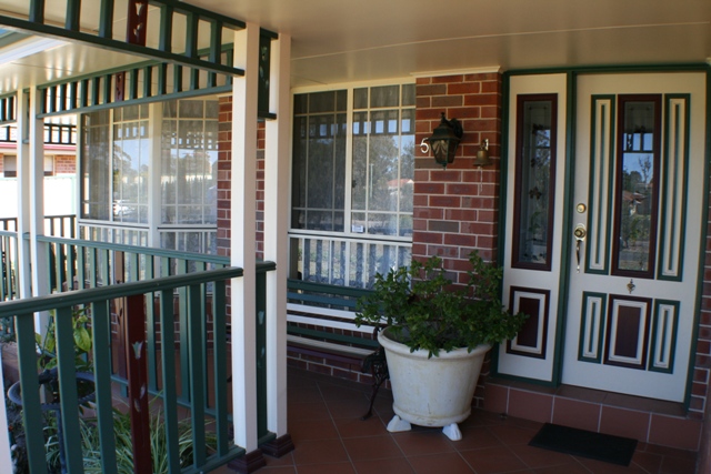 Modern Family Home - 1011m2 Picture 3