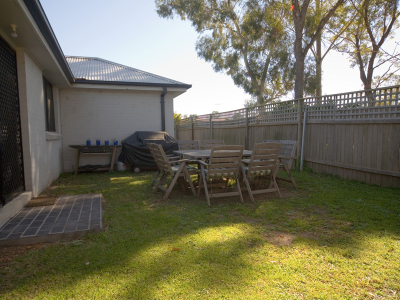 Modern 3 Bedroom Home - Close To Town Picture 3