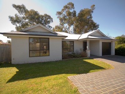 Modern 3 Bedroom Home - Close To Town Picture