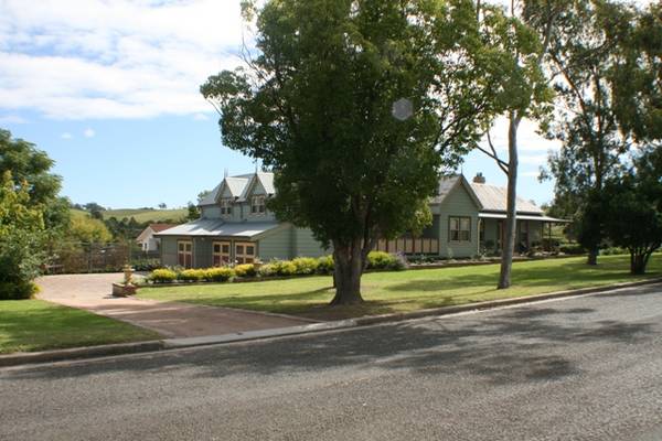 A home that is irreplaceable!! Picture 1