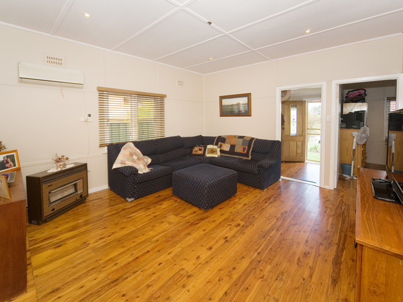 Three Bedroom Cottage - A bargain!! Picture 2