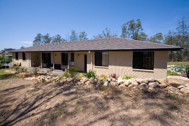 Family Home on 1 Acre Picture 1