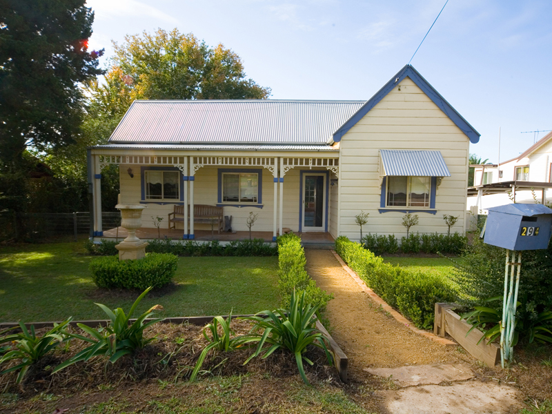 Charming older style home Picture 1