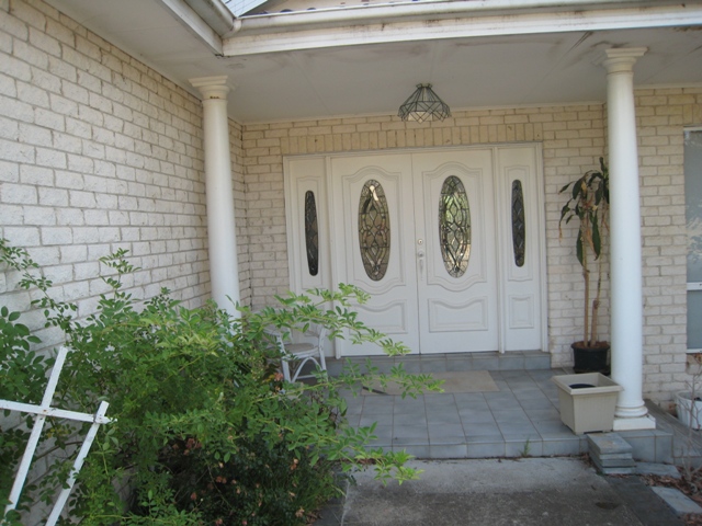 Large 2 Storey Family Home set on over 1/2 acre. Picture 3