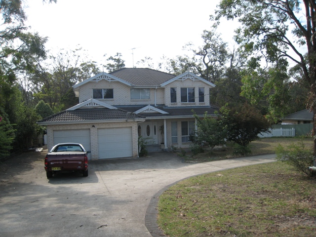 Large 2 Storey Family Home set on over 1/2 acre. Picture 2