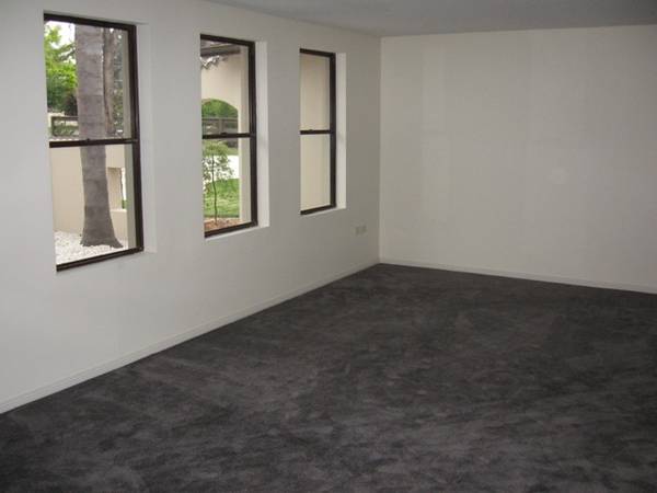 Modern Home - 5 Bedrooms!! Picture 3