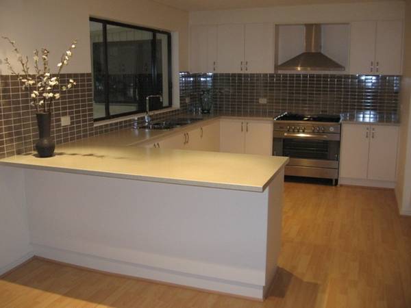 Modern Home - 5 Bedrooms!! Picture 2