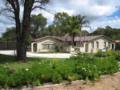 Modern Home - 5 Bedrooms!! Picture