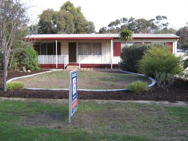 Lovely Presented Home on Spacious Lot Picture 1