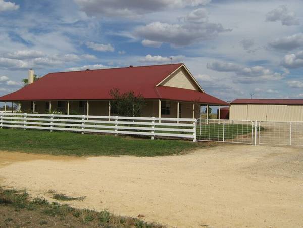Magnificent Quality Lifestyle Property On 3.5 Acres Picture 2