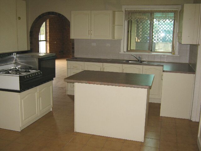 Spacious 4BR Family Home - Prime Location Picture 2