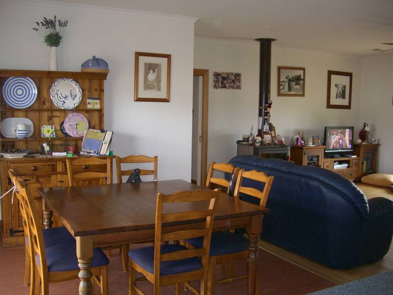 Huge Family Home, Spacious, Modern & Stylish Picture 3