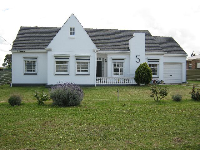 Unique Colonial Style Picture 1