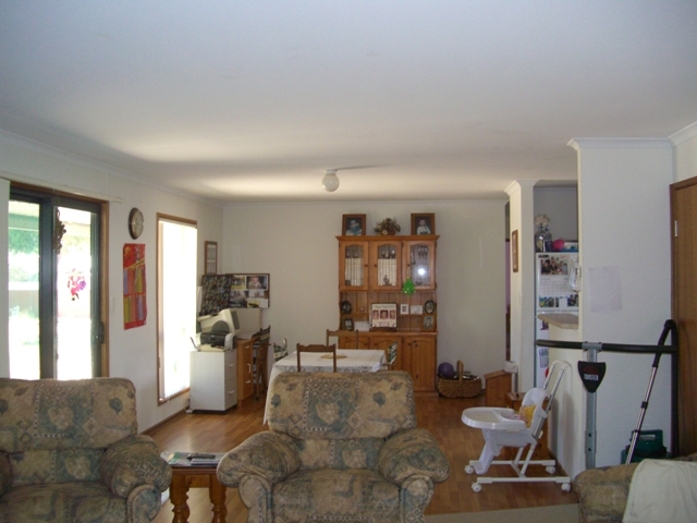 Modern Spacious 4 Bedroom Home with Large Shed Picture 3