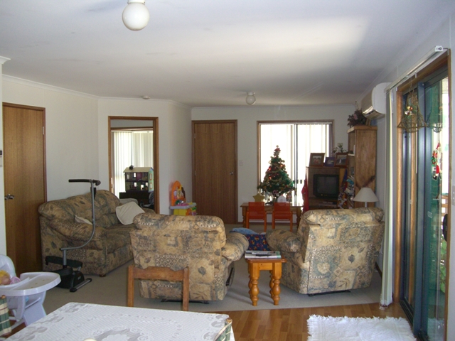 Modern Spacious 4 Bedroom Home with Large Shed Picture 2