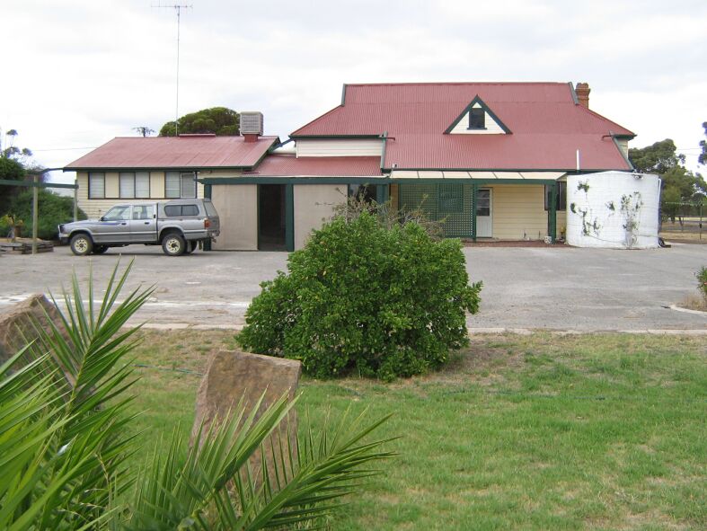 Large 5 Bedroom Family Home Picture 1