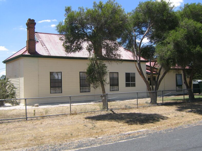 Large 5 Bedroom Family Home Picture 2