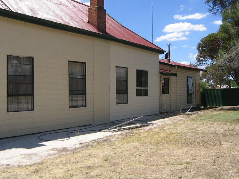 Large 5 Bedroom Family Home Picture 3