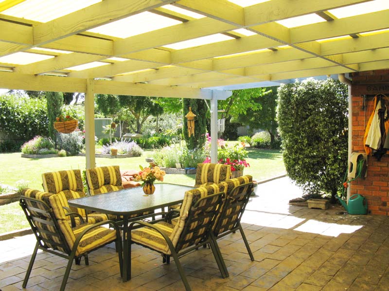 VENDOR RELOCATED - ALL READY TO MOVE IN! Picture 3