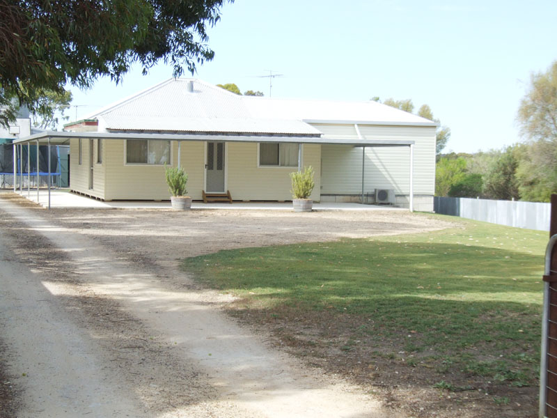 Lakeside Living Picture 1