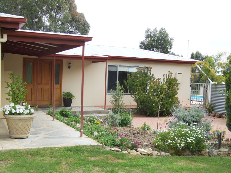 An Enviable Lifestyle in Sought After Location! Picture 1