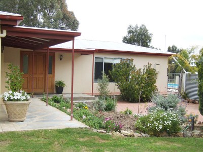 An Enviable Lifestyle in Sought After Location! Picture