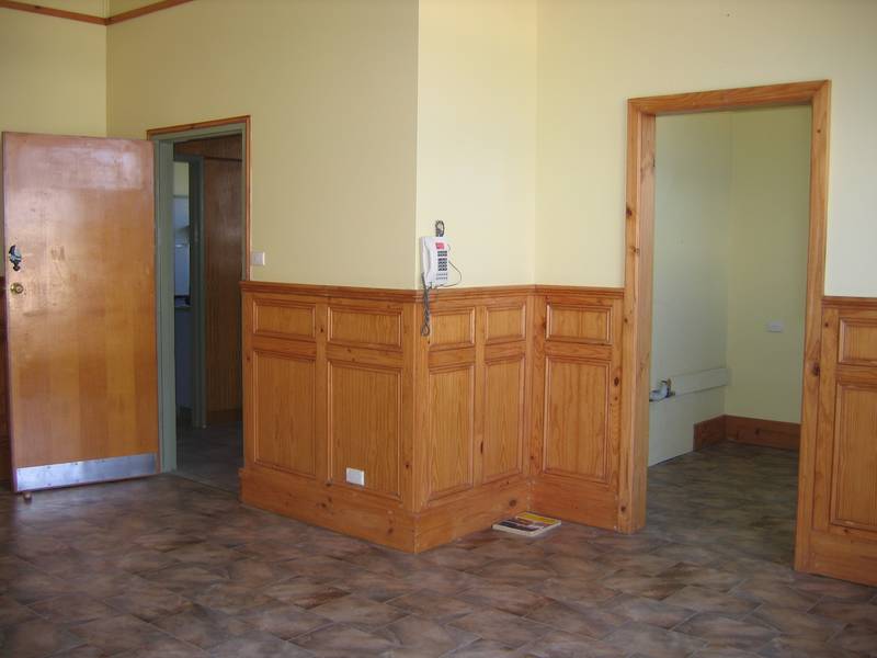 Neat two bedroom premises Picture 2