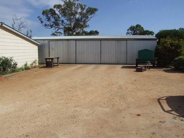 APPEALING LIFESTYLE PROPERTY Picture 2