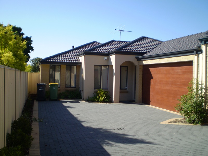 A must see - exceptional 3 x 2 villa Picture 1