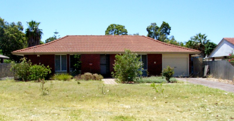 3 BED, 1 BATH - KELMSCOTT Picture 1