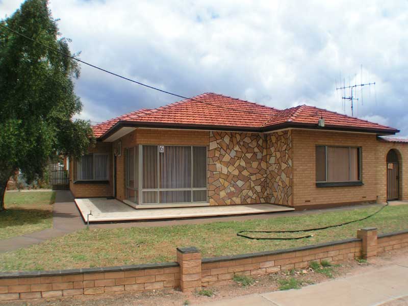 SPACIOUS HOME WITH GRANNY FLAT Picture 1