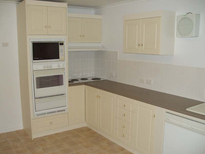 2 brm house with updated kitchen Picture 3