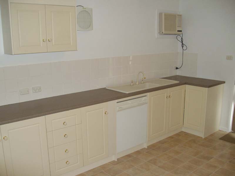 2 brm house with updated kitchen Picture 2