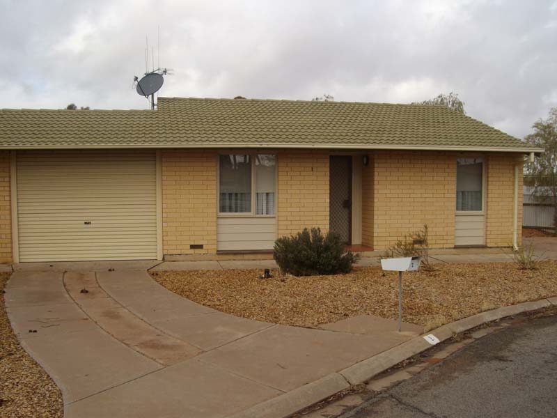 2 brm house with updated kitchen Picture 1