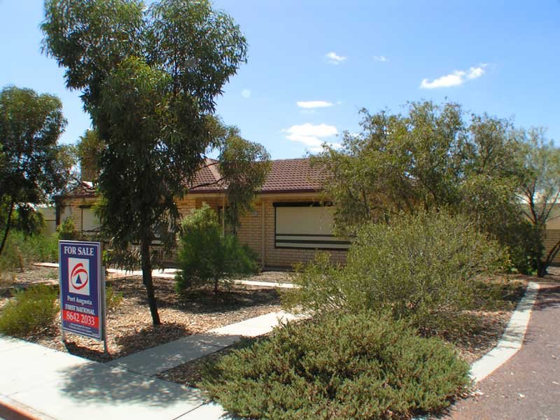 AUCTION HOUSE & MISCELLANEOUS ITEMS Picture 2