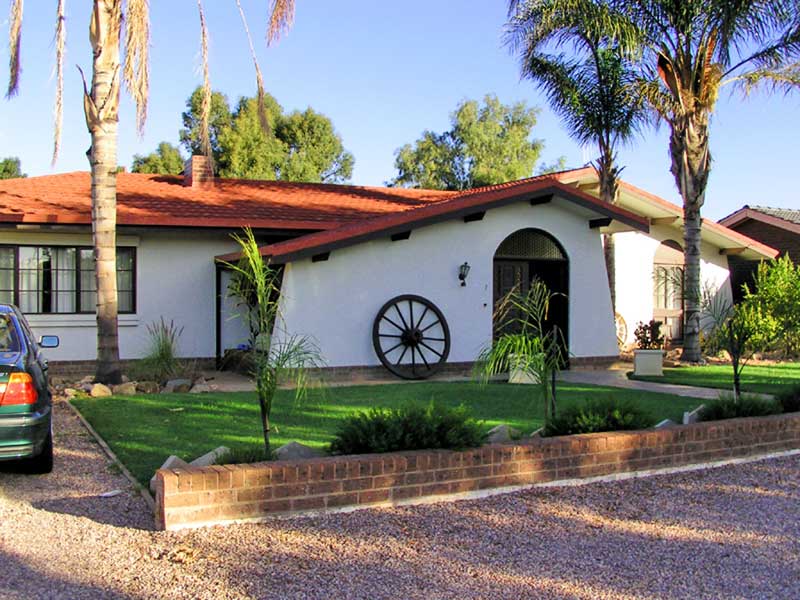 LARGE SPANISH STYLE HOUSE FOR RENT Picture 2