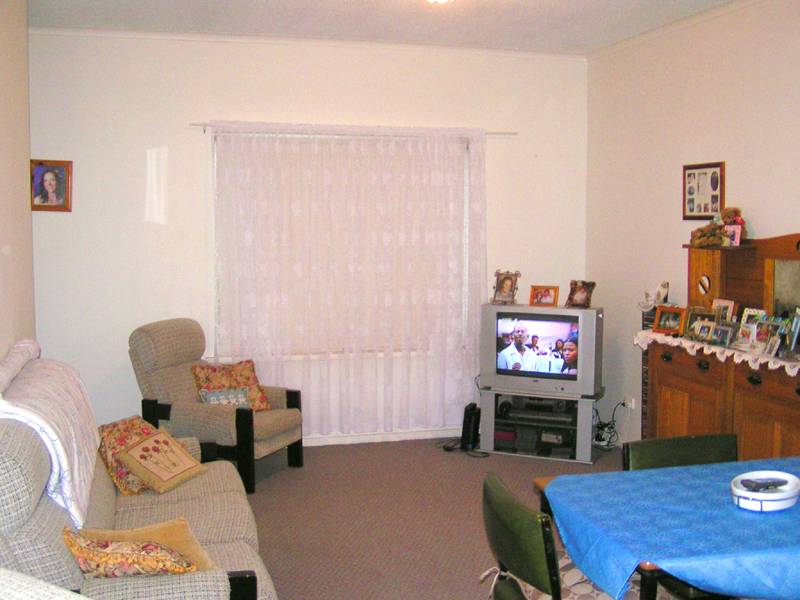 2 Bedroom Partly Furnished Ground Level Unit Picture 3