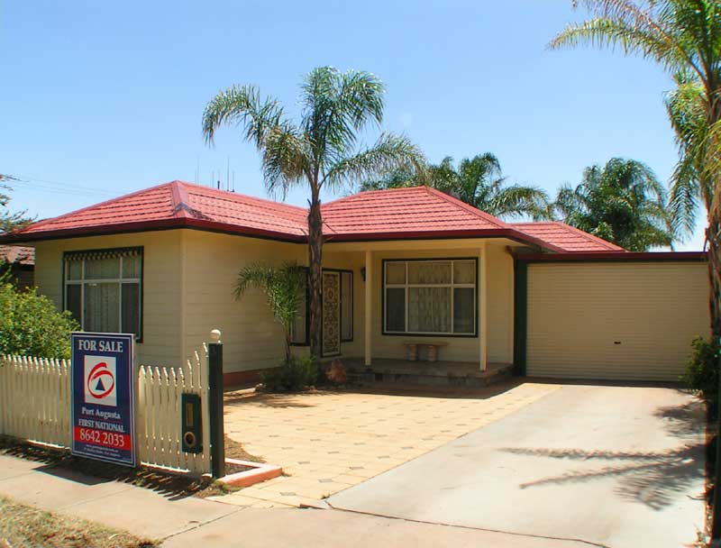 PERFECTLY POSITIONED Picture 1