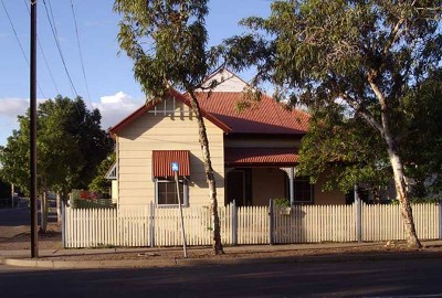 Very neat 3 Bedroom Property situated very close to the city centre. Picture Very neat 3 Bedroom Property situated very close to the city centre. Picture