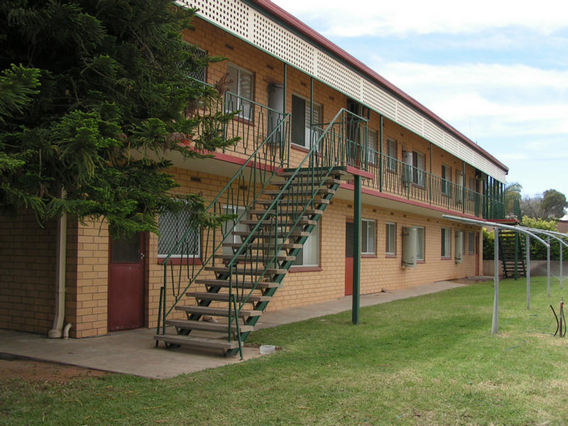 1 Bedroom unfurnished Unit Upper Level Picture 2