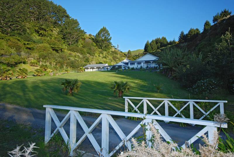 MAGNIFICENT COLONIAL RETREAT (2005) Picture 2