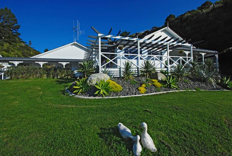 MAGNIFICENT COLONIAL RETREAT (2005) Picture 1