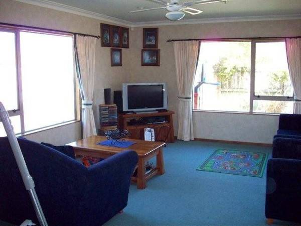 OWNER PACKED - IT HAS TO SELL Picture 2