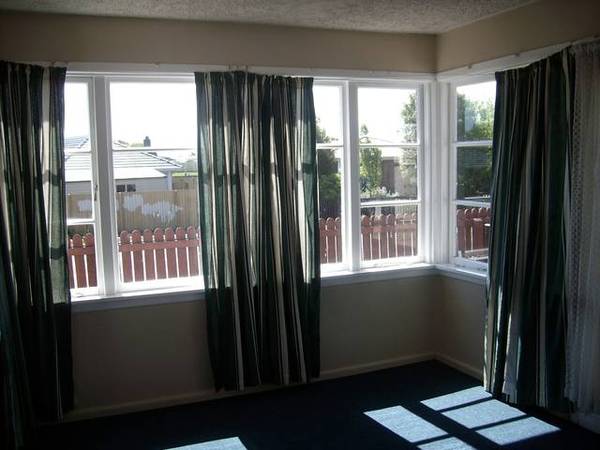 Sunny House + Full Sleepout - One weeks free rent!!! Picture 2