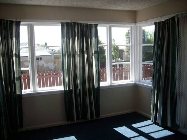 Sunny House + Full Sleepout - One weeks free rent!!! Picture