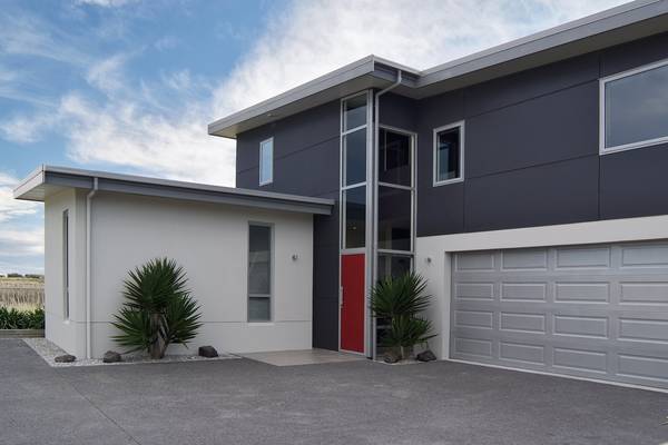 Stunning four bedroom house with fantastic views!!! Picture