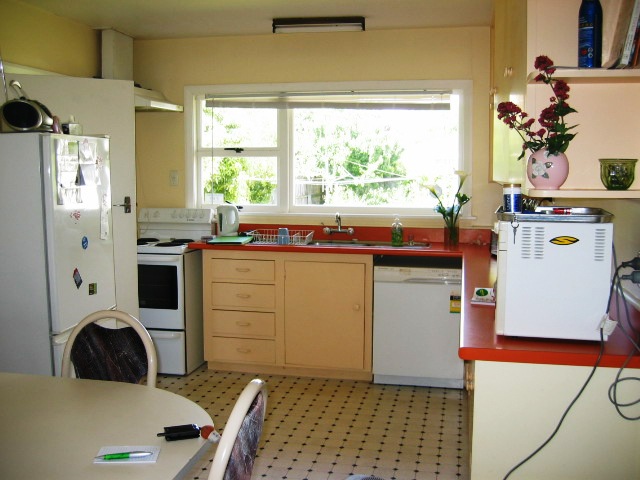 Spacious Three/Four Bedroom Fully Furnished House Picture 3